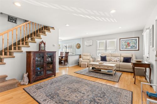 686 Adams Ave, Lindenhurst, NY, 11757-5801 | Card Image