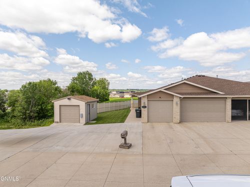 2511 Nash Ln, Mandan, ND, 58554-6328 | Card Image
