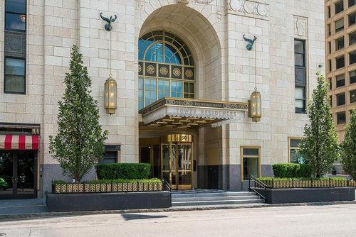 2702-50 W Broad St, Columbus, OH, 43215-3301 | Card Image