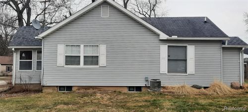 911 W Silver Lake Rd, Fenton, MI, 48430-2626 | Card Image