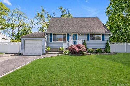 64 Kobb Blvd, West Islip, NY, 11795-2217 | Card Image