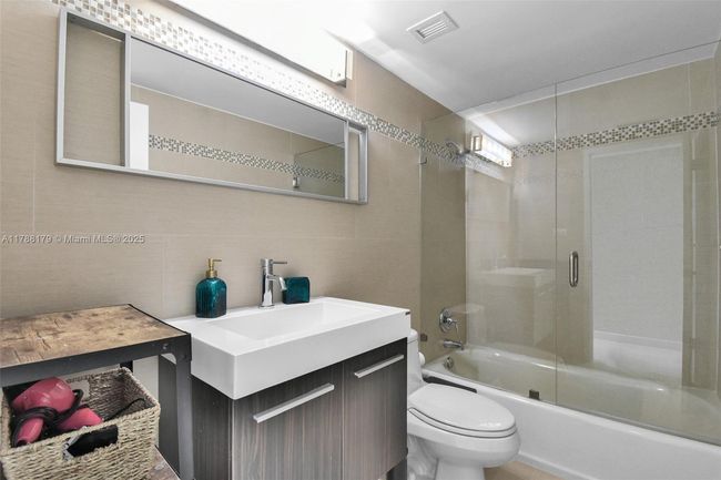 PHH - 9225 Collins Ave, Condo with 3 bedrooms, 3 bathrooms and null parking in Surfside FL | Image 32