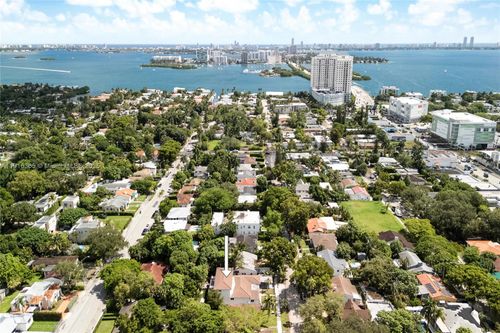 871 Ne 81st St, Miami, FL, 33138-4631 | Card Image