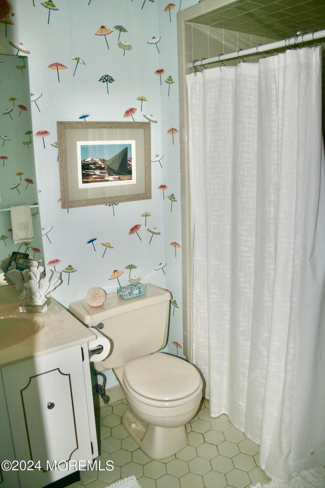 Guest bath with shower/tub | Image 13