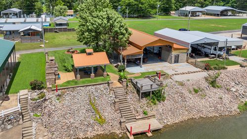 625 River Rd, Clifton, TN, 38425-5134 | Card Image