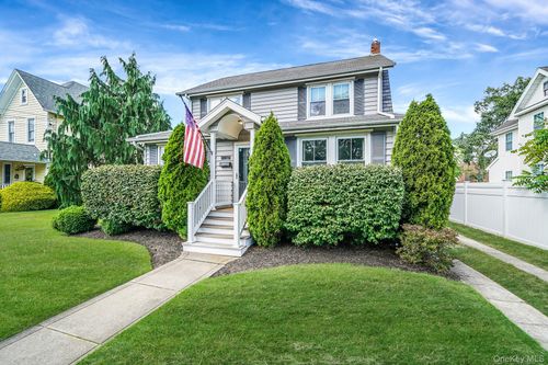 137 Carman St, Patchogue, NY, 11772-3907 | Card Image