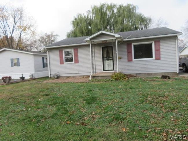 View of front of house featuring a front lawn | Image 25