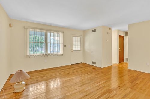5 Primrose Ln, Babylon, NY, 11703-3245 | Card Image