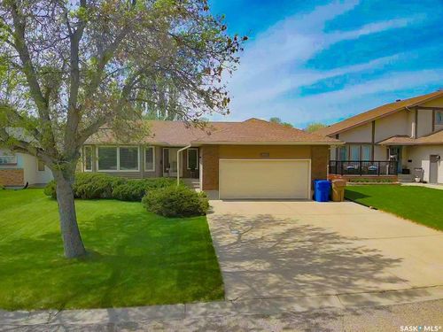 205 Hector Crescent N, Regina, SK, S4Y1C1 | Card Image