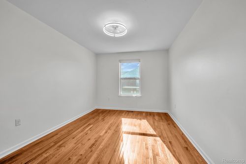 7223 N Central Park, Shelby Township, MI, 48317-6358 | Card Image