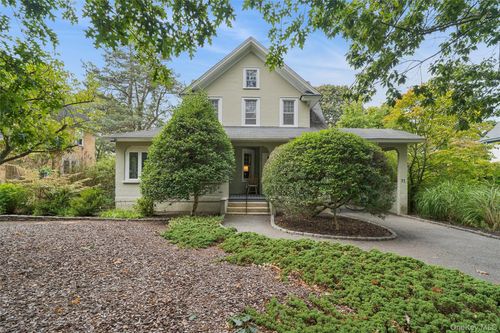 21 Connecticut Ave, Freeport, NY, 11520-2010 | Card Image