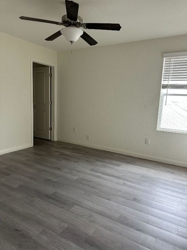 Unfurnished room featuring dark wood-style flooring and ceiling fan | Image 14