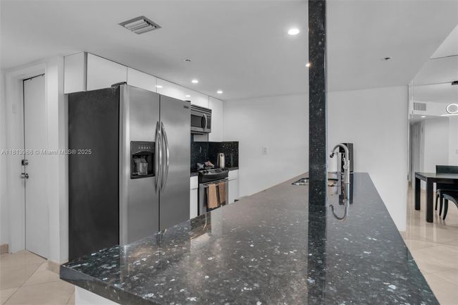APT-3332 - 1717 N Bayshore Dr, Condo with 2 bedrooms, 2 bathrooms and null parking in Miami FL | Image 10