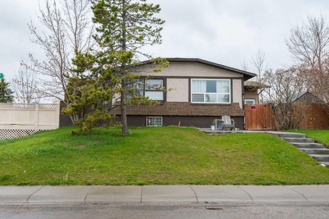 3859 Fonda Way Se, Home with 4 bedrooms, 2 bathrooms and null parking in Calgary AB | Image 2