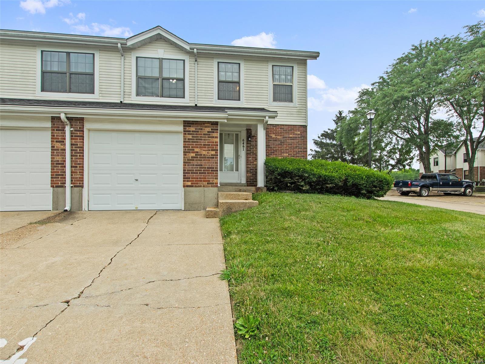 White Cap Ln, Florissant, MO 63033