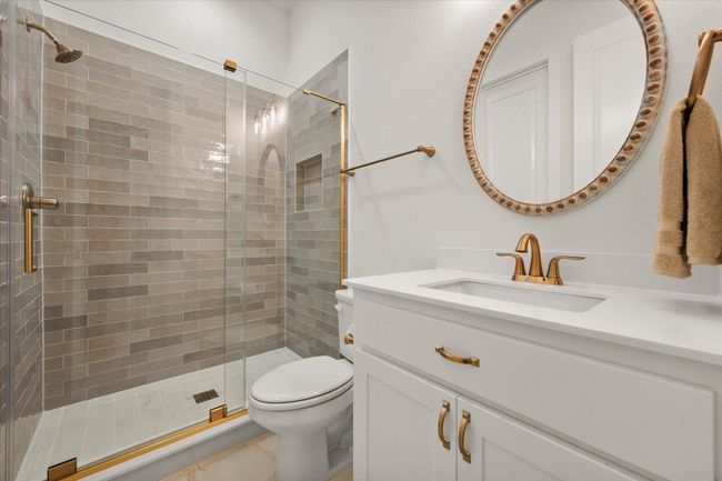 Bathroom 4 | Image 26