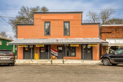 112 N Live Oak St, Fayetteville, TX, 78940-5560 | Card Image