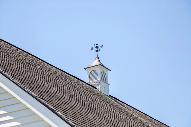 Exterior view of roof with shingles | Image 41