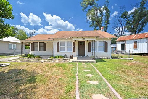 365 E Faust St, New Braunfels, TX, 78130-4644 | Card Image