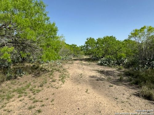 16 Windmill Ranchettes Cr 329, Jourdanton, TX, 78026 | Card Image