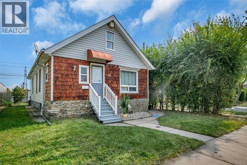 996 Oak Ave, Windsor, ON, N9A5G2 | Card Image