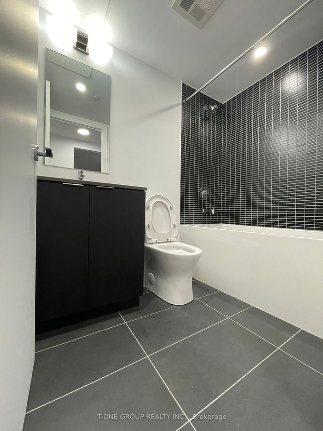 1204 - 1 Jarvis St, Condo with 2 bedrooms, 2 bathrooms and null parking in Hamilton ON | Image 14