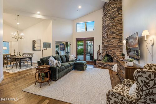 7516 E Mercer Ln, Scottsdale, AZ, 85260-6452 | Card Image