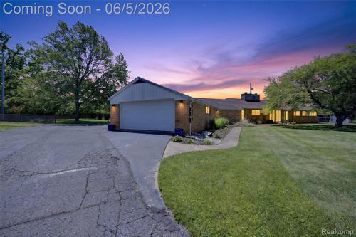 7174 Meadowvue Dr, Grand Blanc, MI, 48439-2301 | Card Image