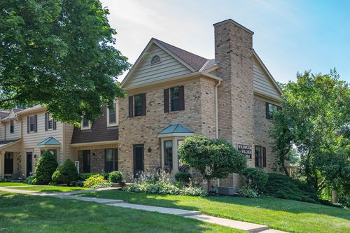384 Willow Grove Dr, Pewaukee, WI, 53072-5638 | Card Image