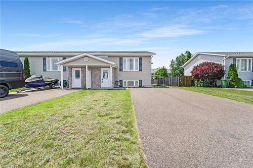35 Renfrew St, Petawawa, ON, K8H0A6 | Card Image