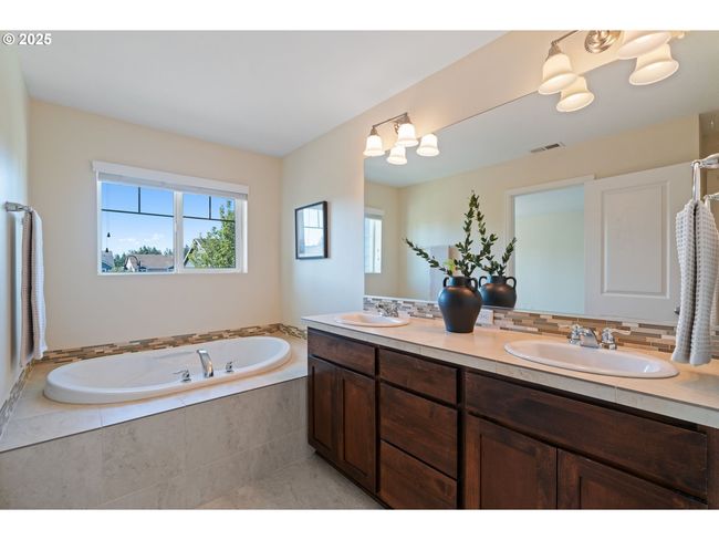 16085 Se Kingbird Dr, House attached with 3 bedrooms, 3 bathrooms and 1 parking in Clackamas OR | Image 22
