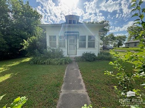 300 Lombard St, Lincolnville, KS, 66858-9755 | Card Image
