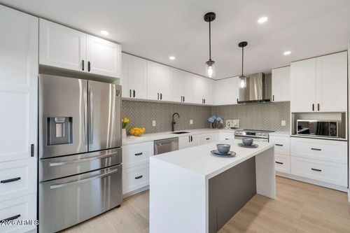 e117-8055 E Thomas Rd, Scottsdale, AZ, 85251-6633 | Card Image