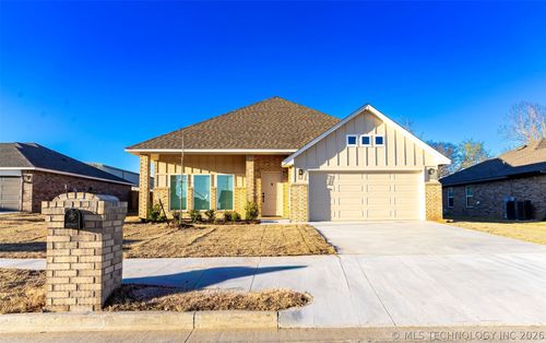 2524 W Main St, Collinsville, OK, 74021-3033 | Card Image