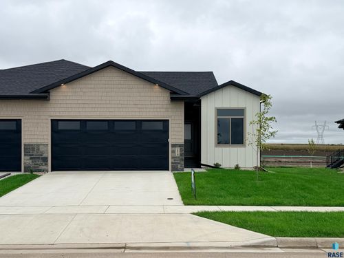 2814 E Hazelnut St, Brandon, SD, 57005-6828 | Card Image