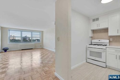 2000 Linwood Ave, Fort Lee, NJ, 07024-3086 | Card Image