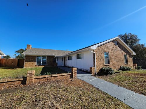 2400 Meadow Creek Dr, Carrollton, TX, 75006-1414 | Card Image