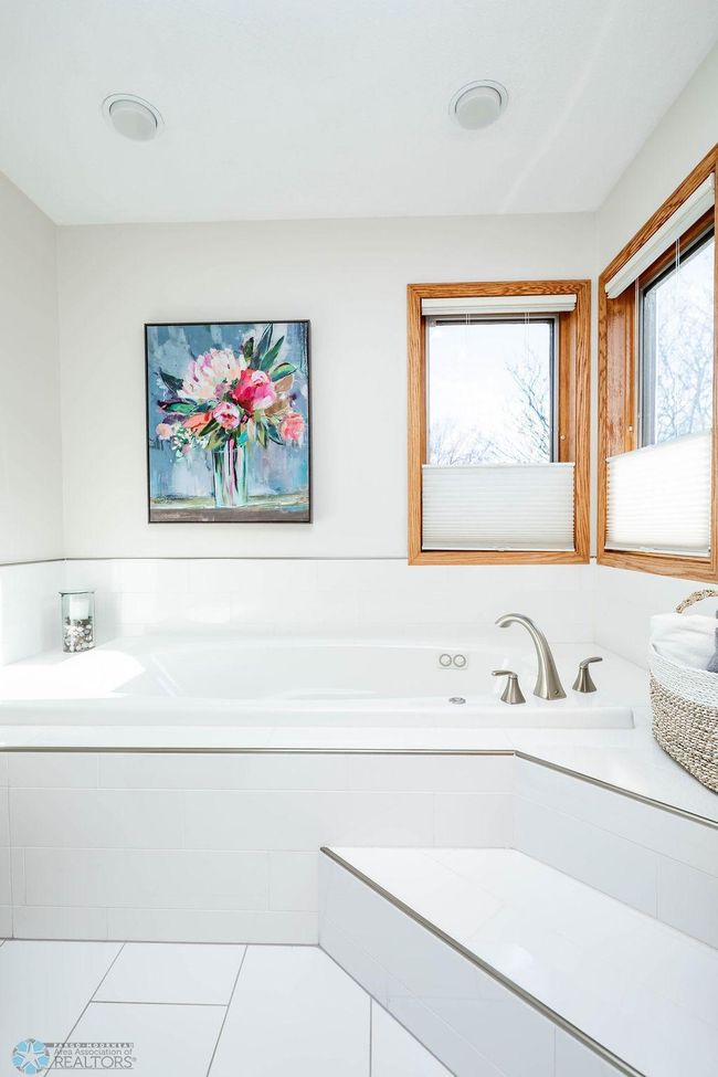 Jetted tub | Image 36
