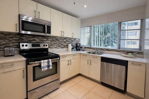 2h-950 Ne 199th St, Miami, FL, 33179-3057 | Card Image