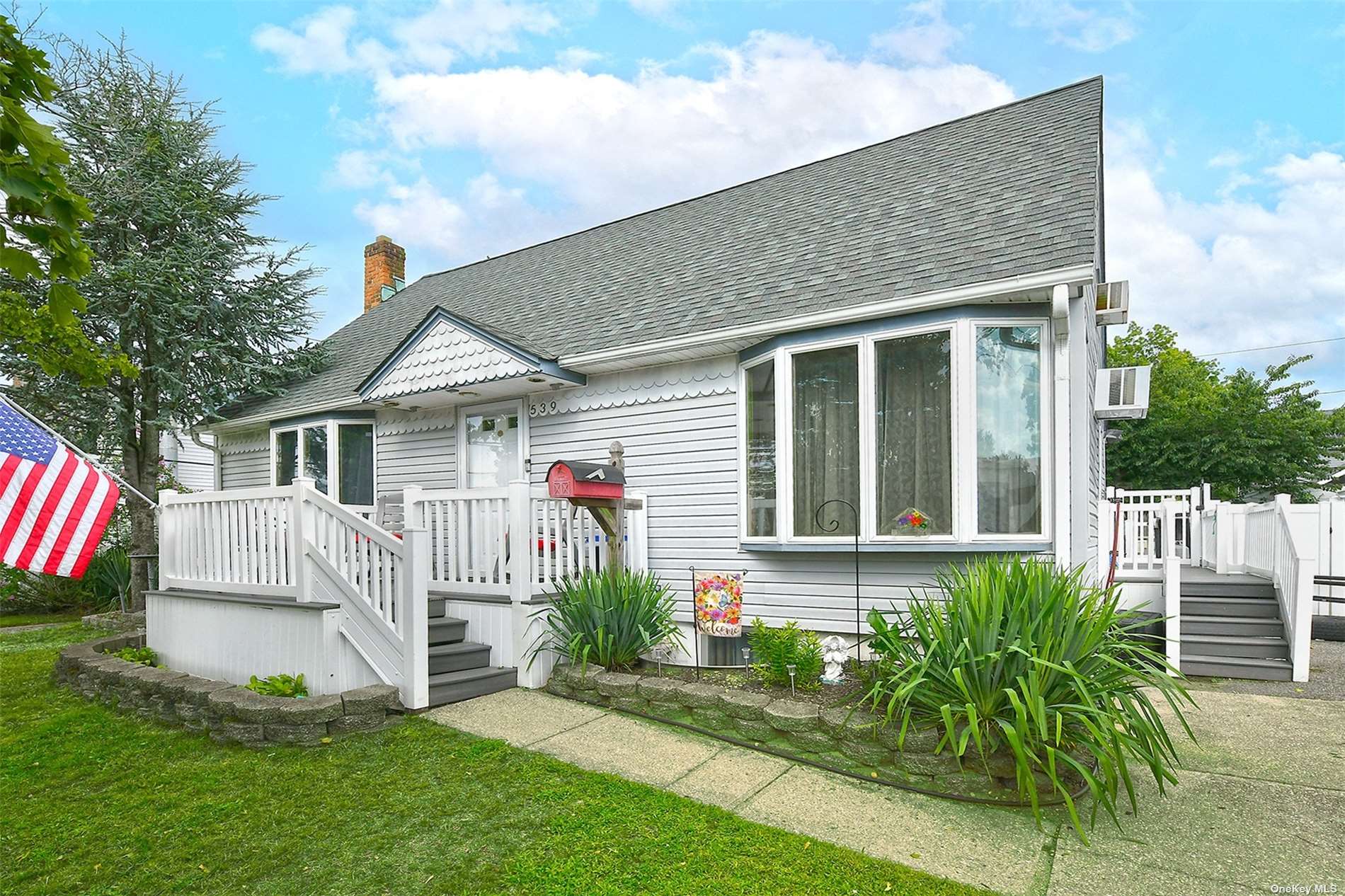 Knoll Ct, Seaford, NY 11783
