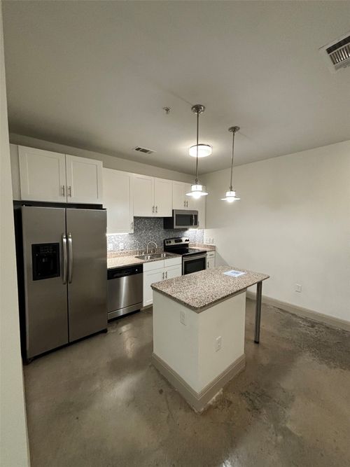 1-204-801 N Bishop Ave, Dallas, TX, 75208-4208 | Card Image