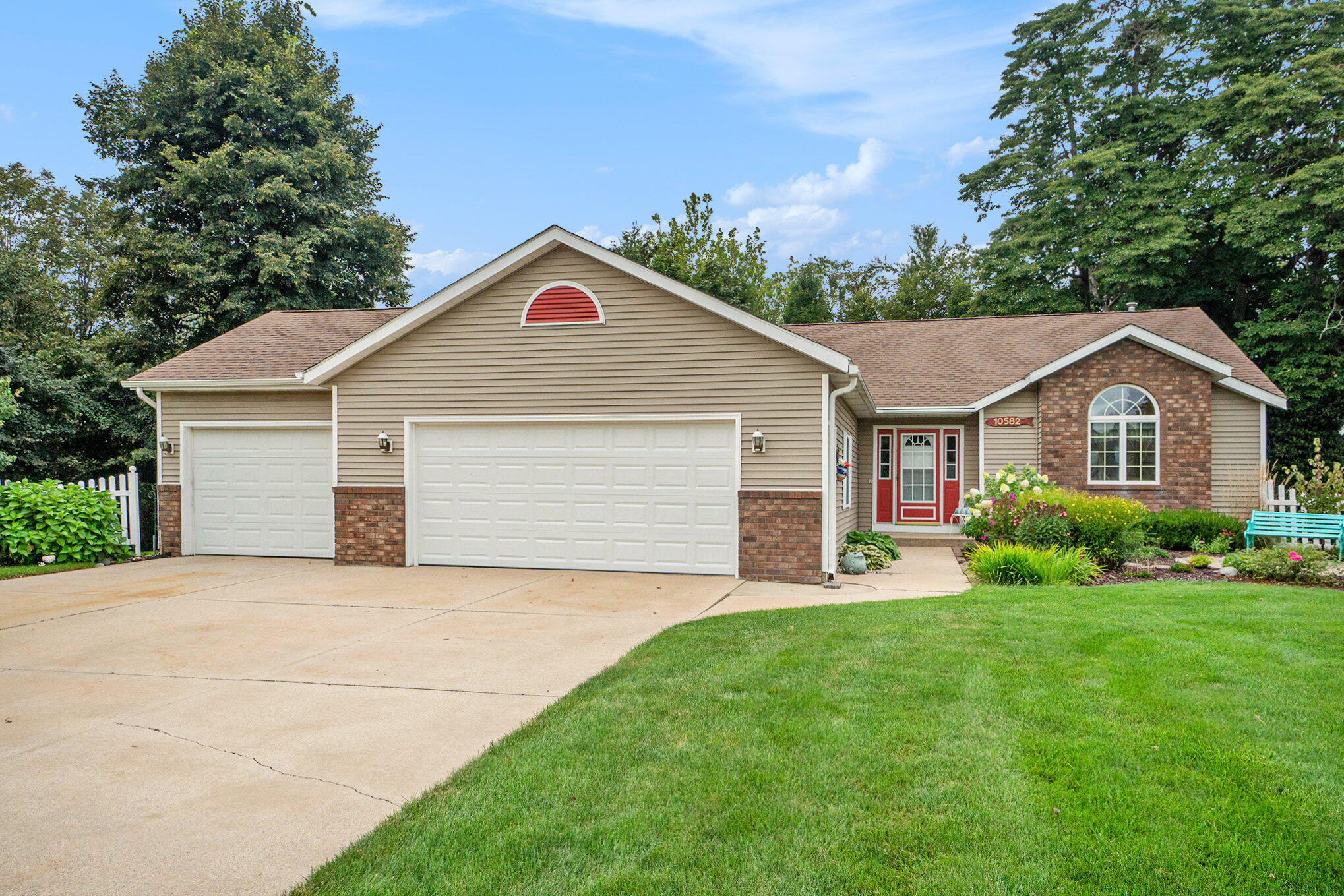 Southfield Dr, Zeeland, MI 49464