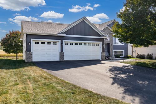 985 Cobblestone Ln, Belle Plaine, MN, 56011-5124 | Card Image