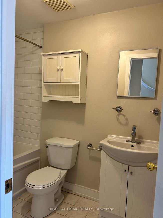 2 - 1666 Queen St E, Condo with 3 bedrooms, 2 bathrooms and 1 parking in Toronto ON | Image 12