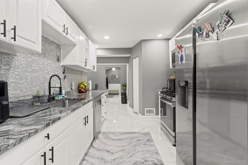 4221 Campbell St, Dearborn Heights, MI, 48125-2720 | Card Image