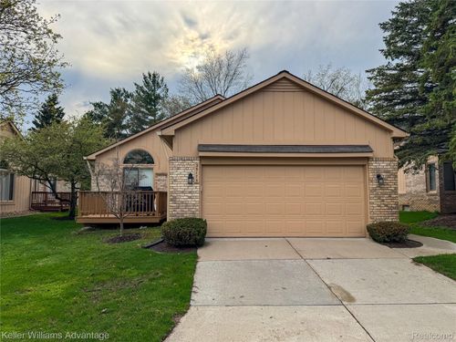 35173 Knollwood Ln, Farmington Hills, MI, 48335-4697 | Card Image