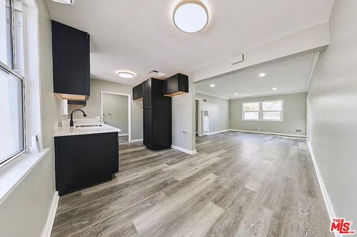 2-582 Venice Blvd, Los Angeles, CA, 90015-3411 | Card Image