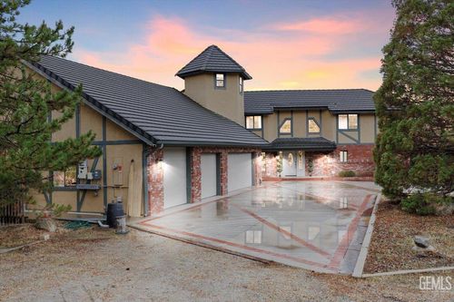 24050 Jacaranda Dr, Tehachapi, CA, 93561-7045 | Card Image