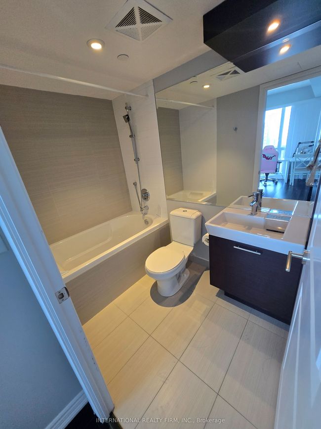 3404 - 386 Yonge St, Condo with 2 bedrooms, 2 bathrooms and null parking in Toronto ON | Image 7