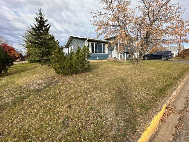 4702 54 Avenue, Home with 4 bedrooms, 1 bathrooms and 4 parking in Grimshaw AB | Image 2